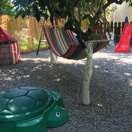 Oasis Apartments Толон Екстериор снимка