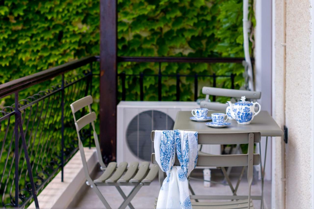 Oasis Apartments Толон Екстериор снимка