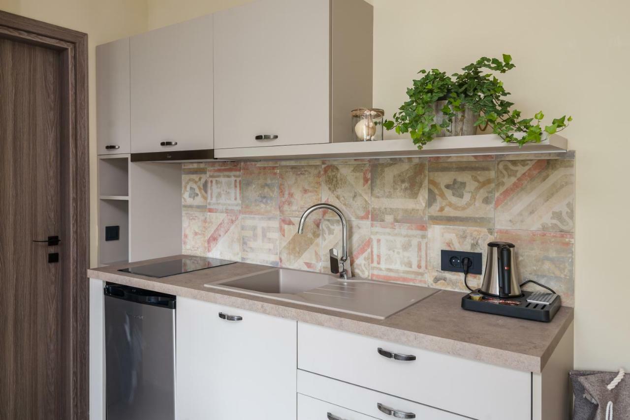 Oasis Apartments Толон Екстериор снимка