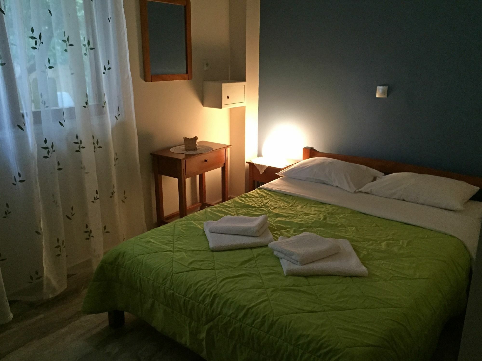 Oasis Apartments Толон Екстериор снимка