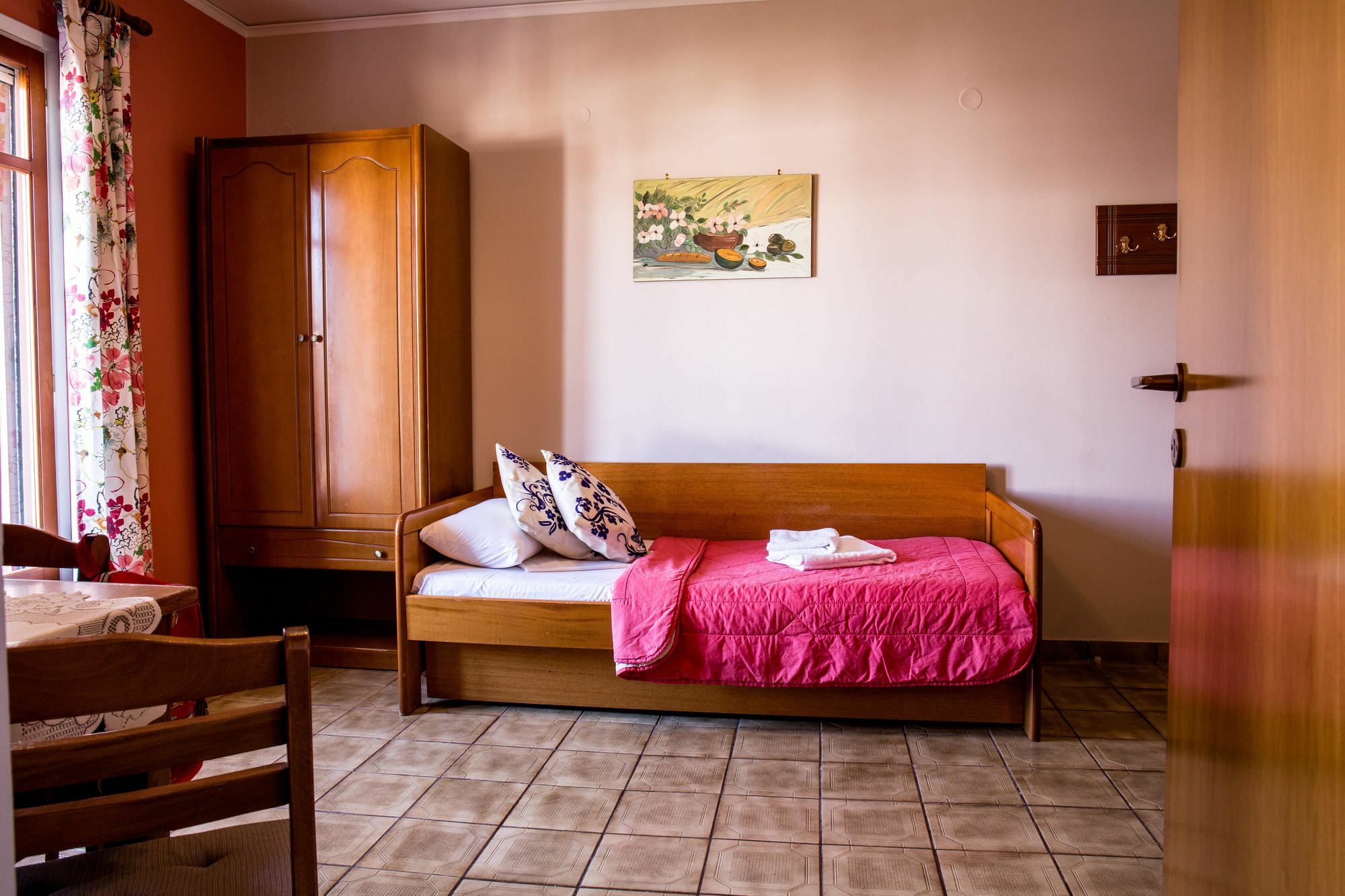Oasis Apartments Толон Екстериор снимка