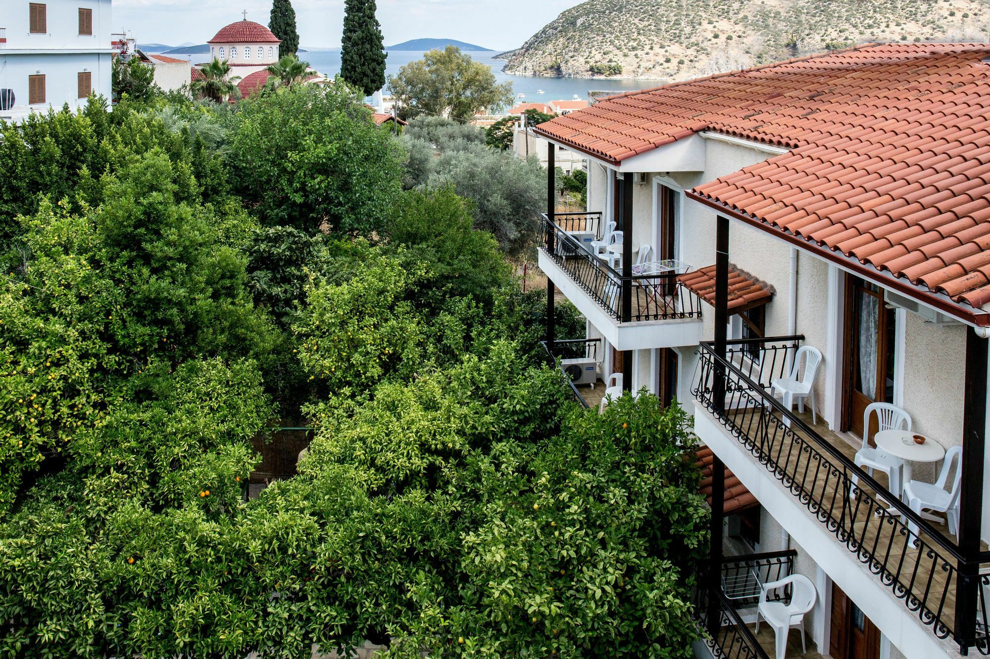 Oasis Apartments Толон Екстериор снимка