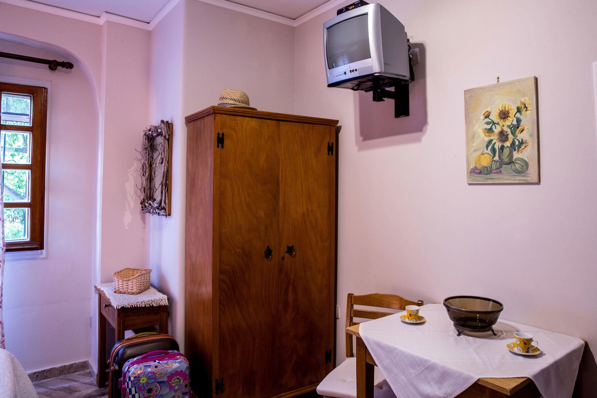Oasis Apartments Толон Екстериор снимка