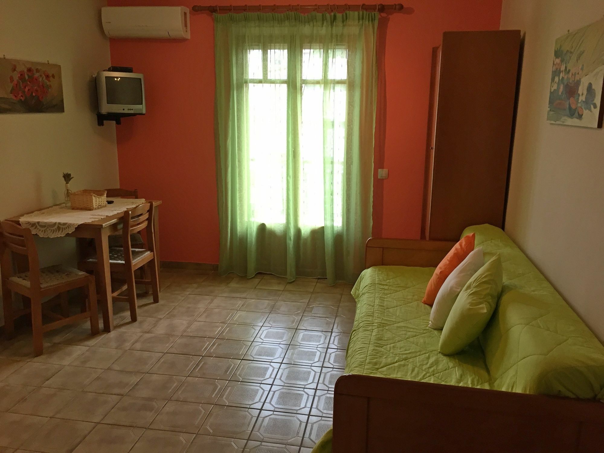 Oasis Apartments Толон Екстериор снимка