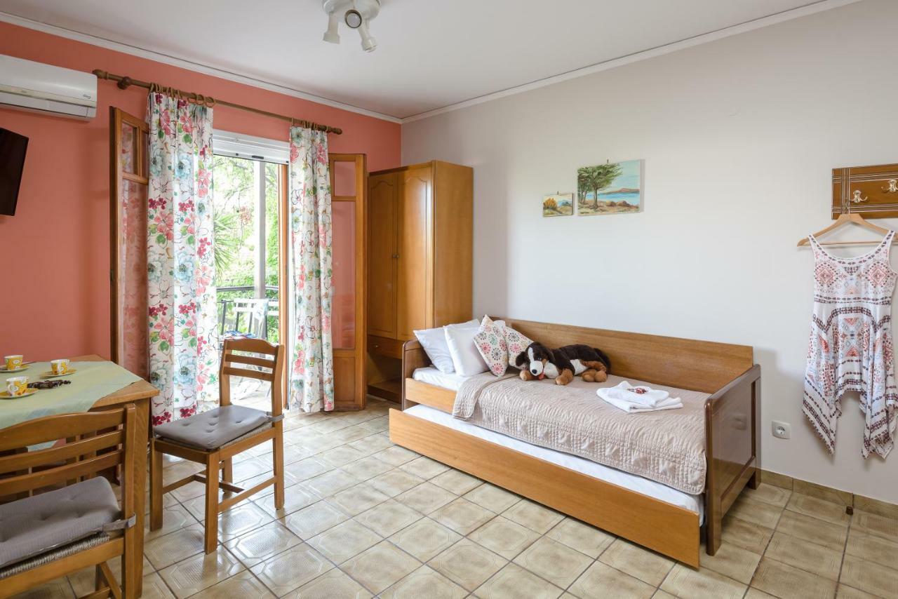 Oasis Apartments Толон Екстериор снимка